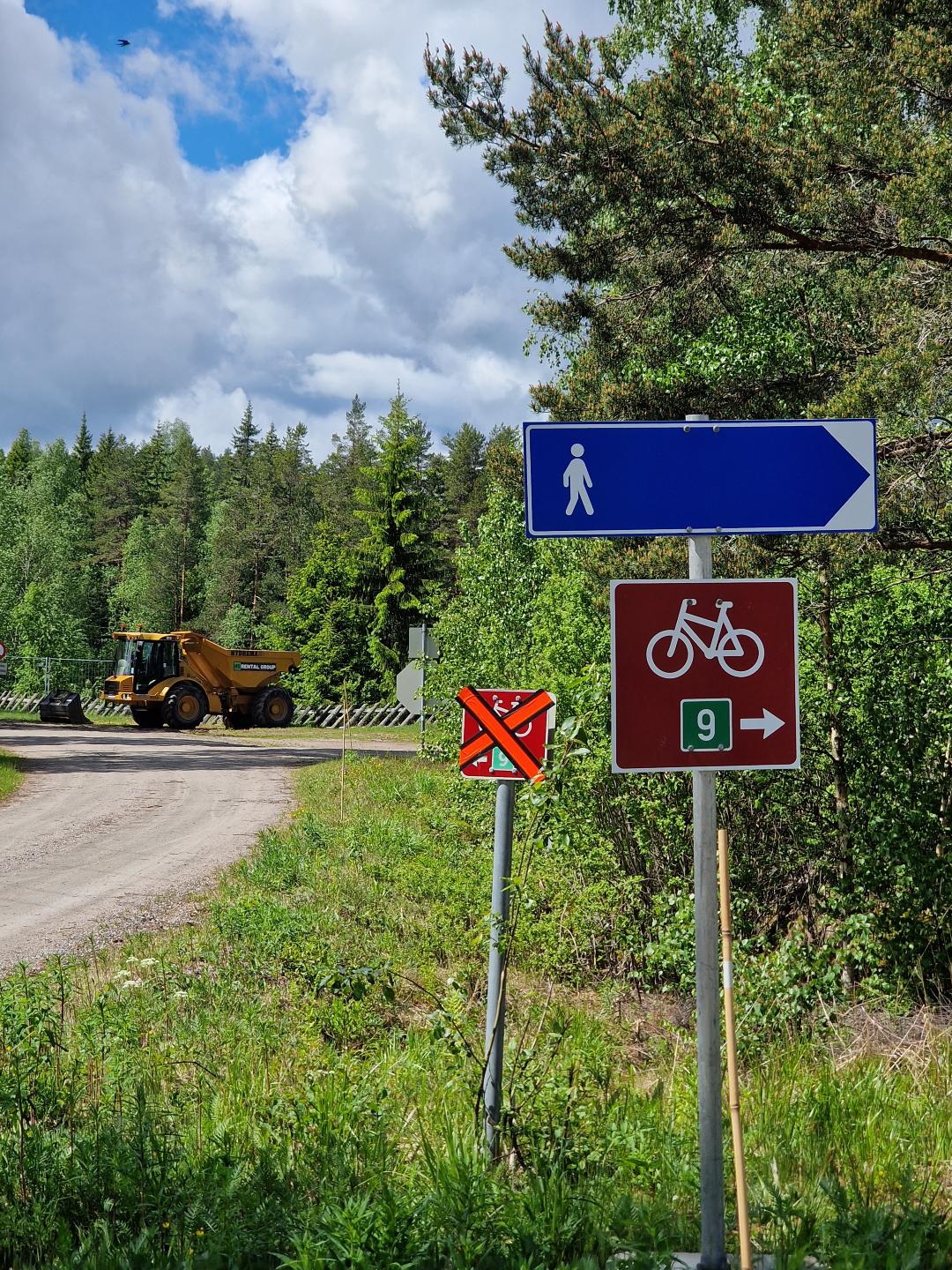 The sign for Villmarksvegen crossed out, and a new sign pointing a different way.