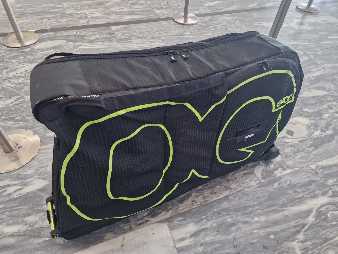 En sykkelkoffert på flyplassen